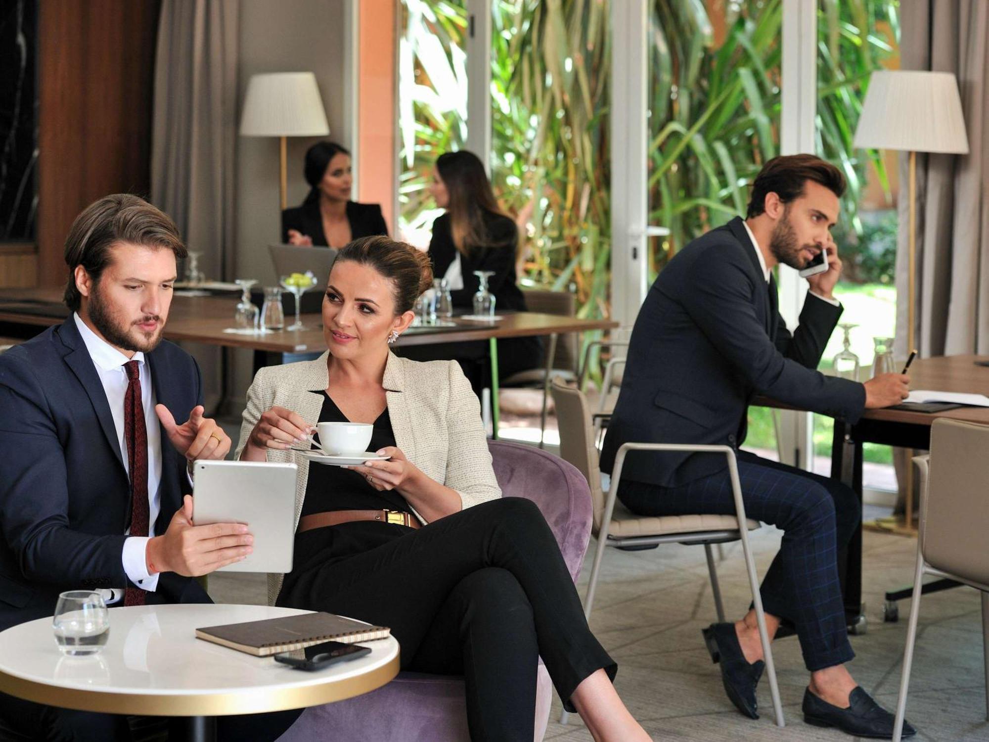 소피텔 마라케시 라운지&스파 외부 사진 Businesspeople working in a hotel