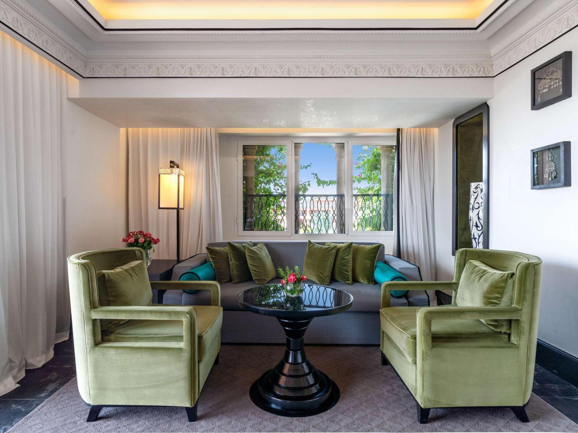 소피텔 마라케시 라운지&스파 외부 사진 The living room of a suite at the Mandarin Oriental, Paris