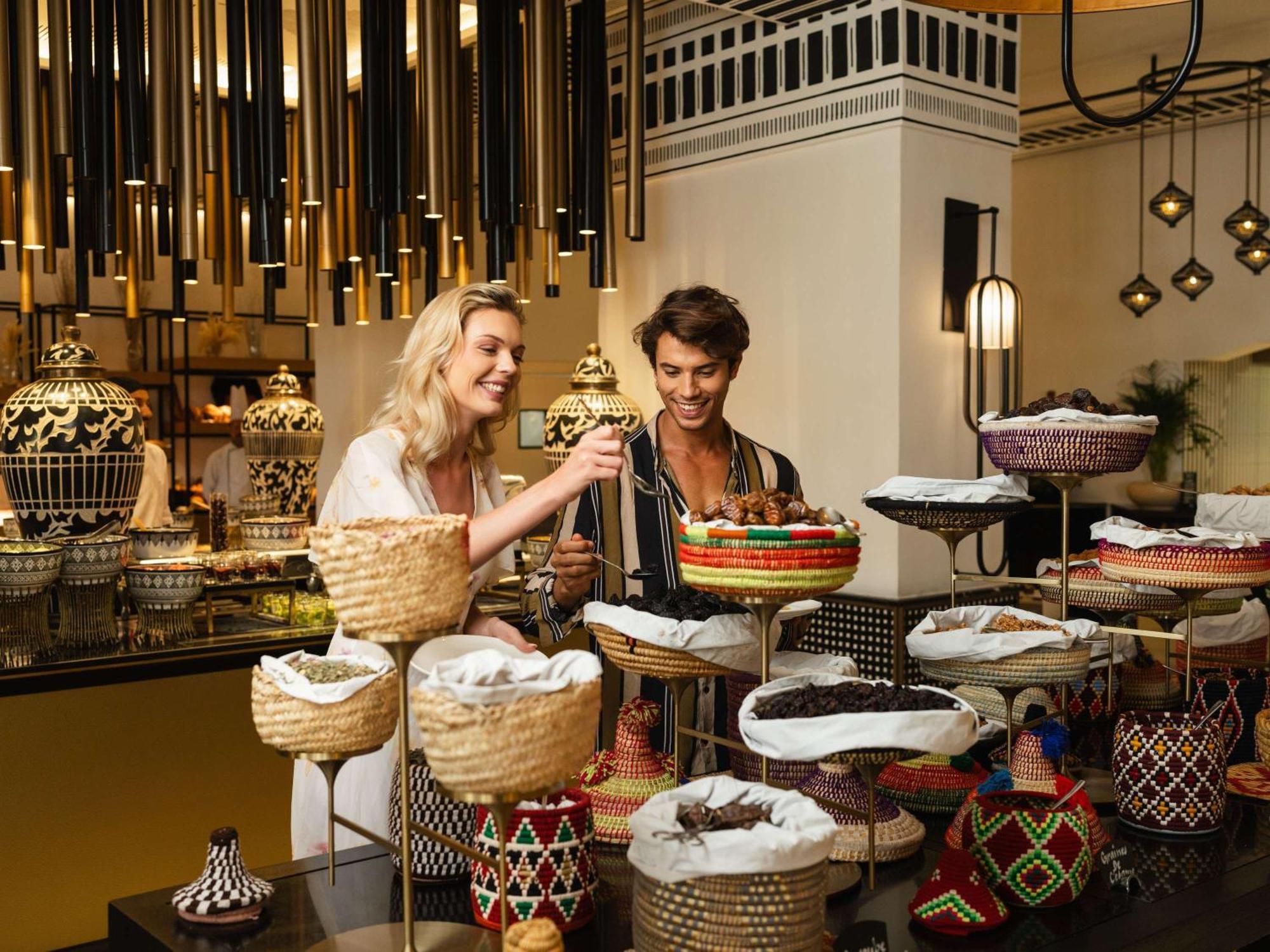 소피텔 마라케시 라운지&스파 외부 사진 The buffet at the Emirates Palace