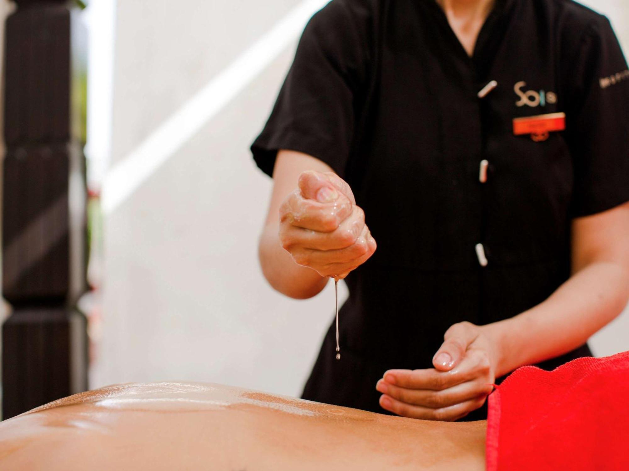 소피텔 마라케시 라운지&스파 외부 사진 Acupuncturist preparing to tap needle into skin