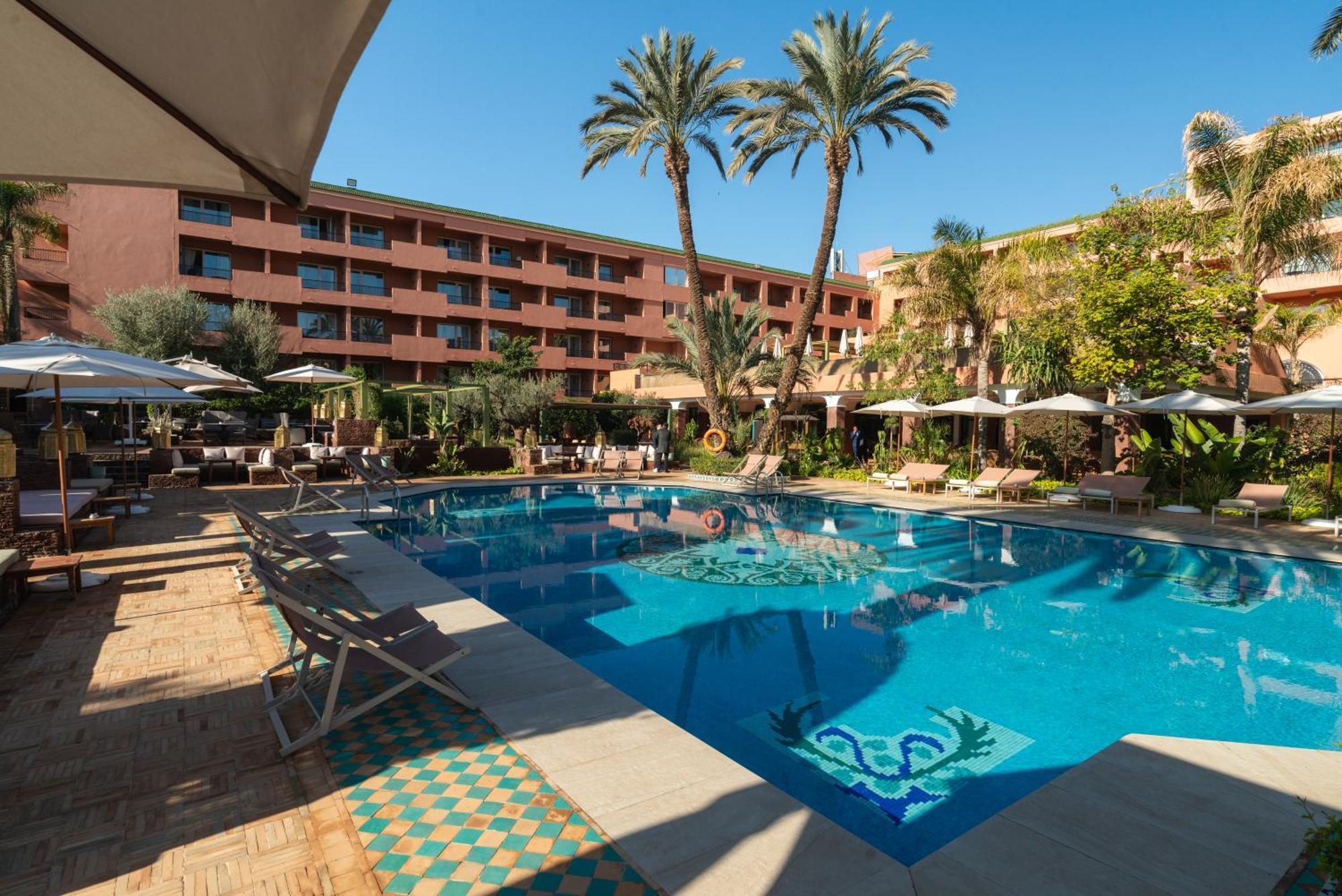 소피텔 마라케시 라운지&스파 외부 사진 The swimming pool at the hotel